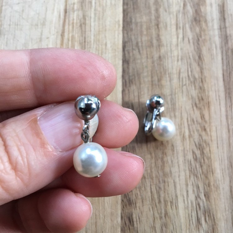 Faux pearl dangling bead clip on