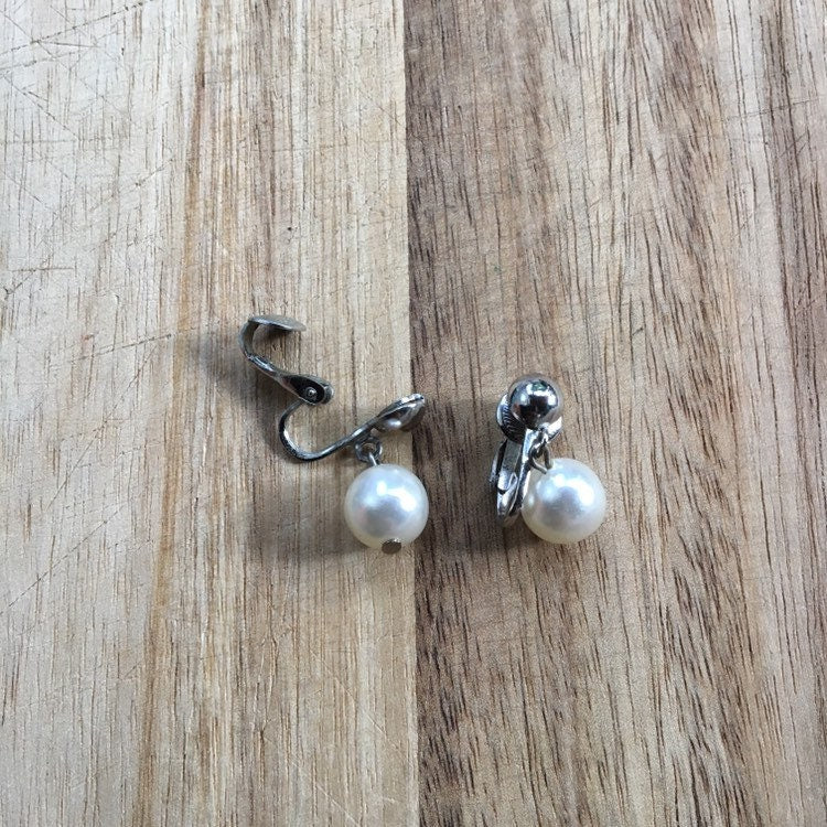 Faux pearl dangling bead clip on