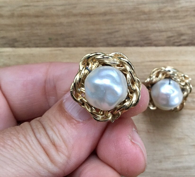 Gold and faux pearl clip on nest earrings (no piercing )