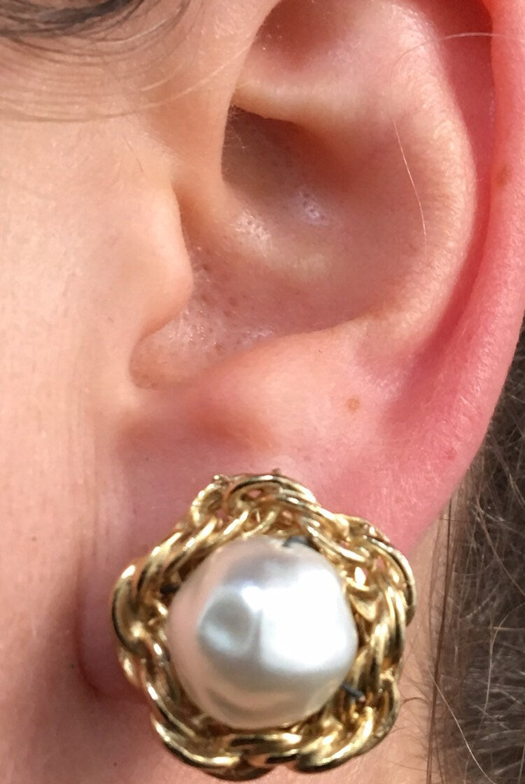 Gold and faux pearl clip on nest earrings (no piercing )