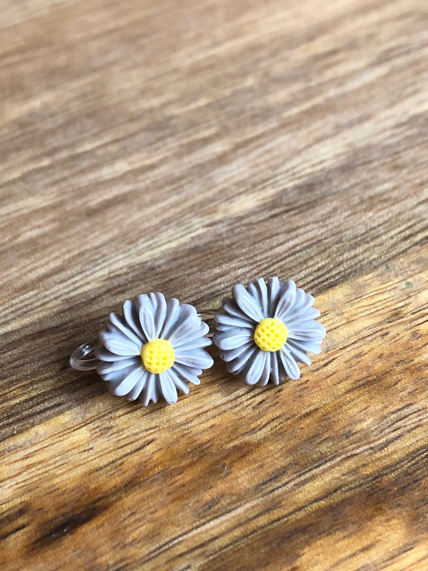 Lightweight resin daisy clip on earrings no pierce earrings for unpierced ears