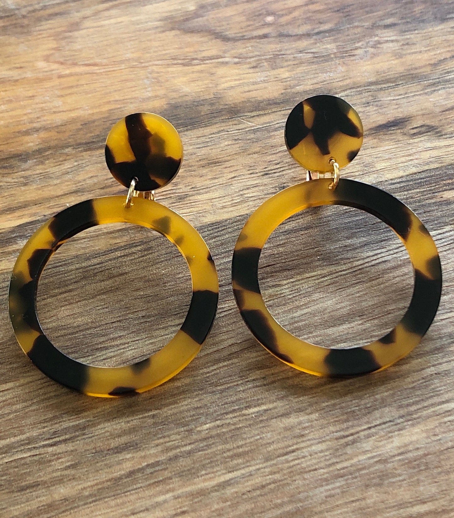 Dangling acetate tortoiseshell hoop clip on earrings