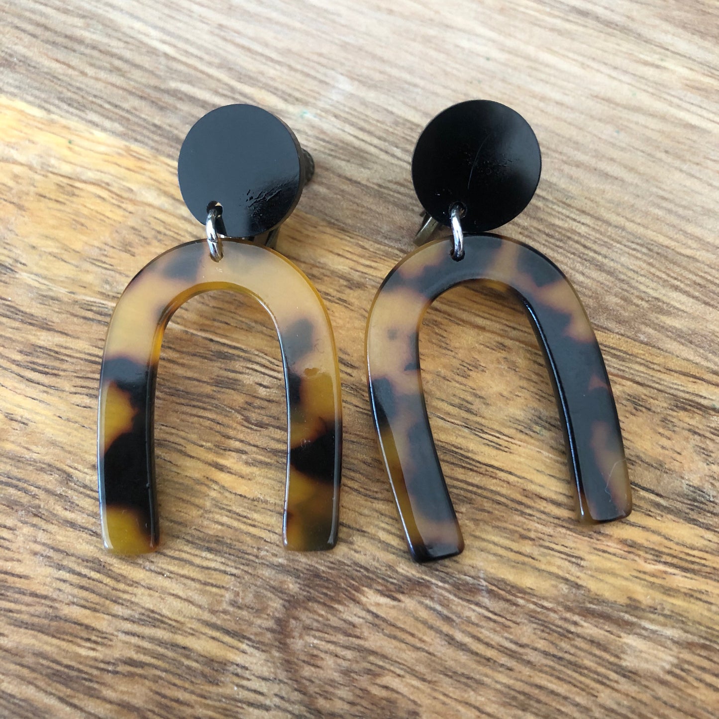 Trendy acetate tortoiseshell horseshoe clip on earrings (screw back, screw on)