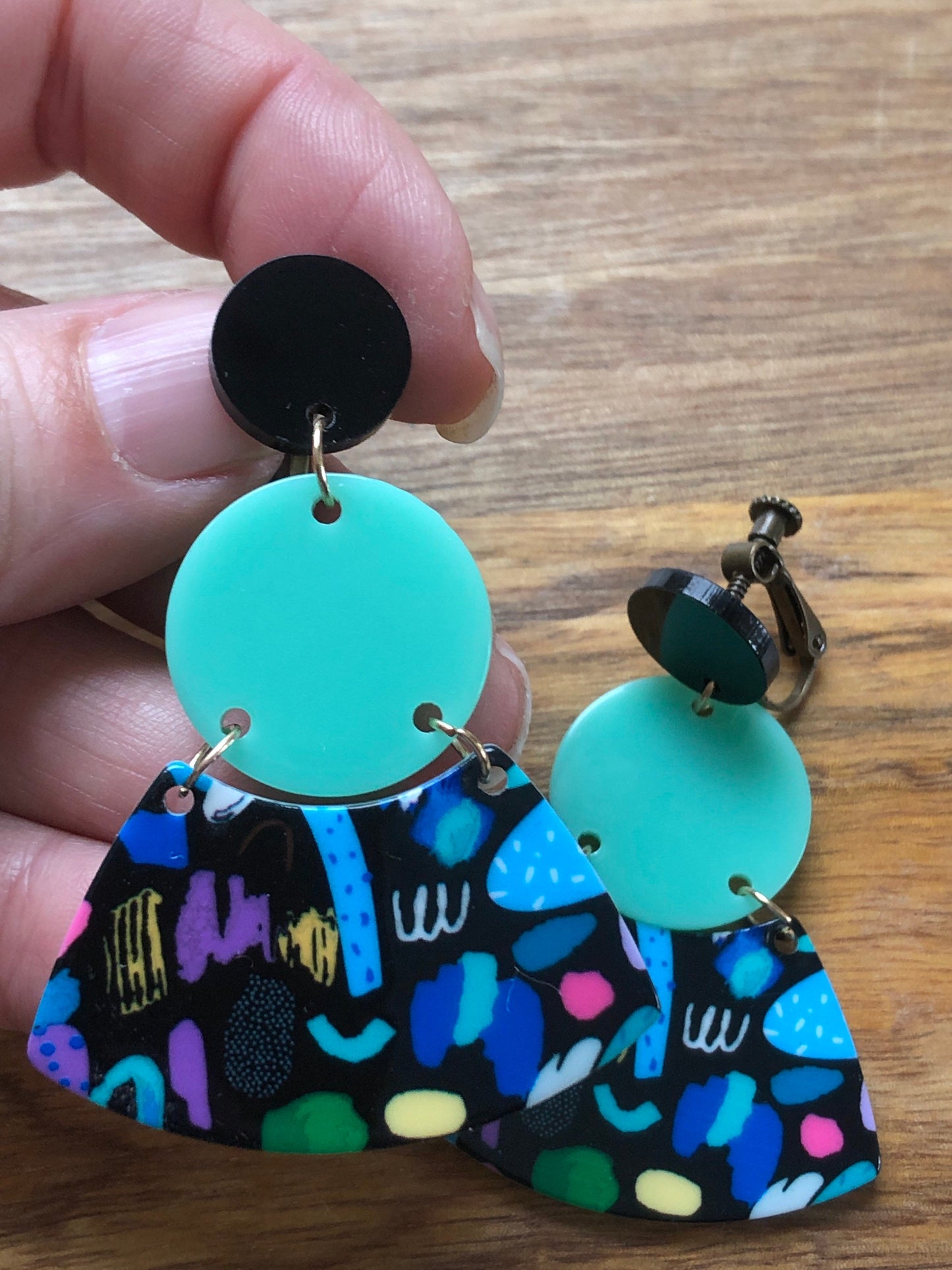 Trendy dangling plastic 80s style clip on earrings