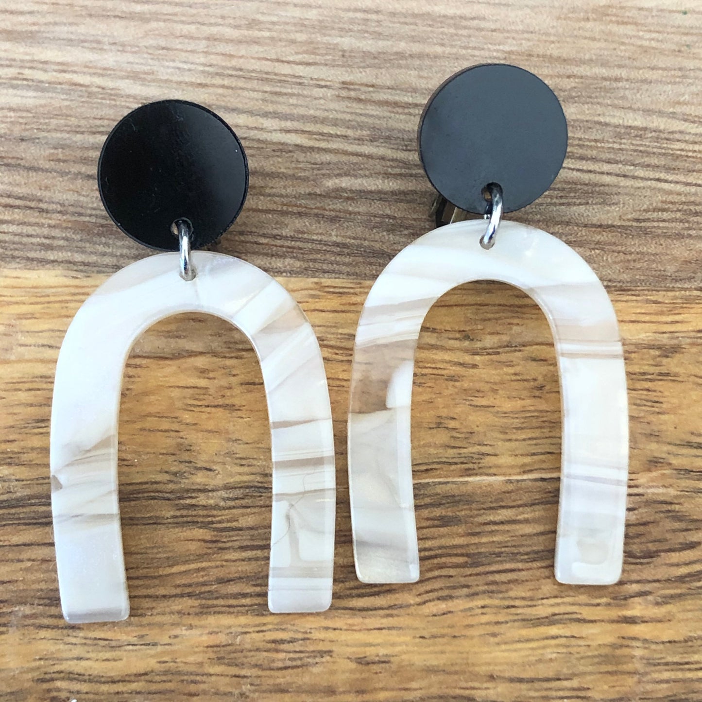 Trendy acetate tortoiseshell horseshoe clip on earrings (screw back, screw on)