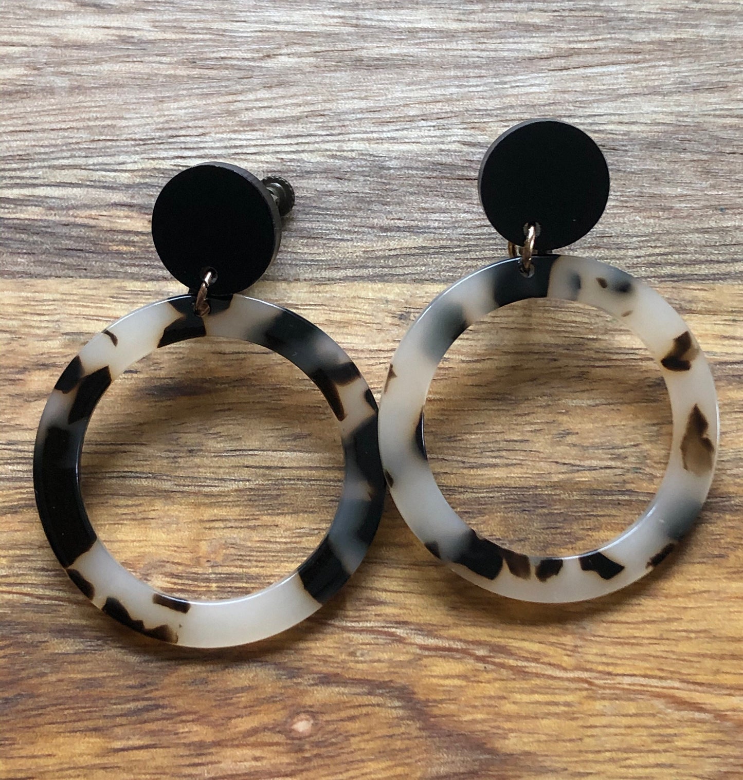 Dangling acetate tortoiseshell hoop clip on earrings