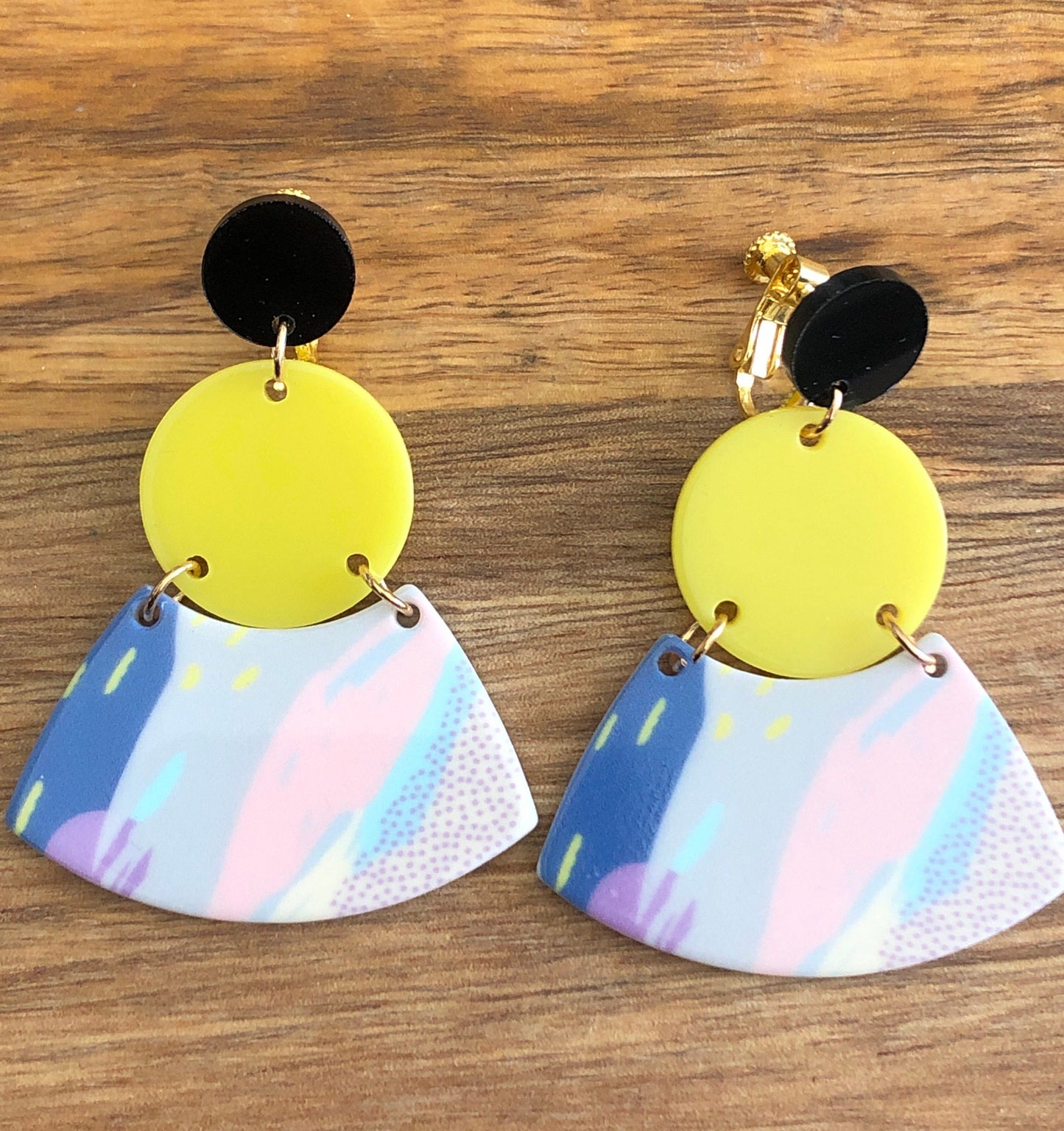 Trendy dangling plastic 80s style clip on earrings