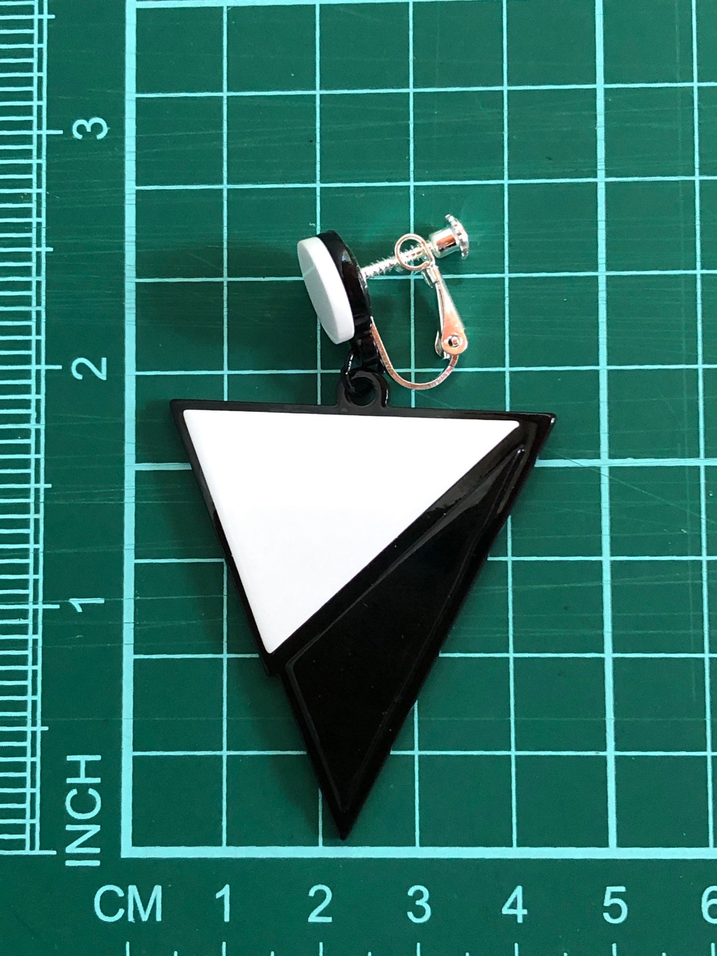 Asymmetrical retro dangling black and white plastic triangle clip on earrings