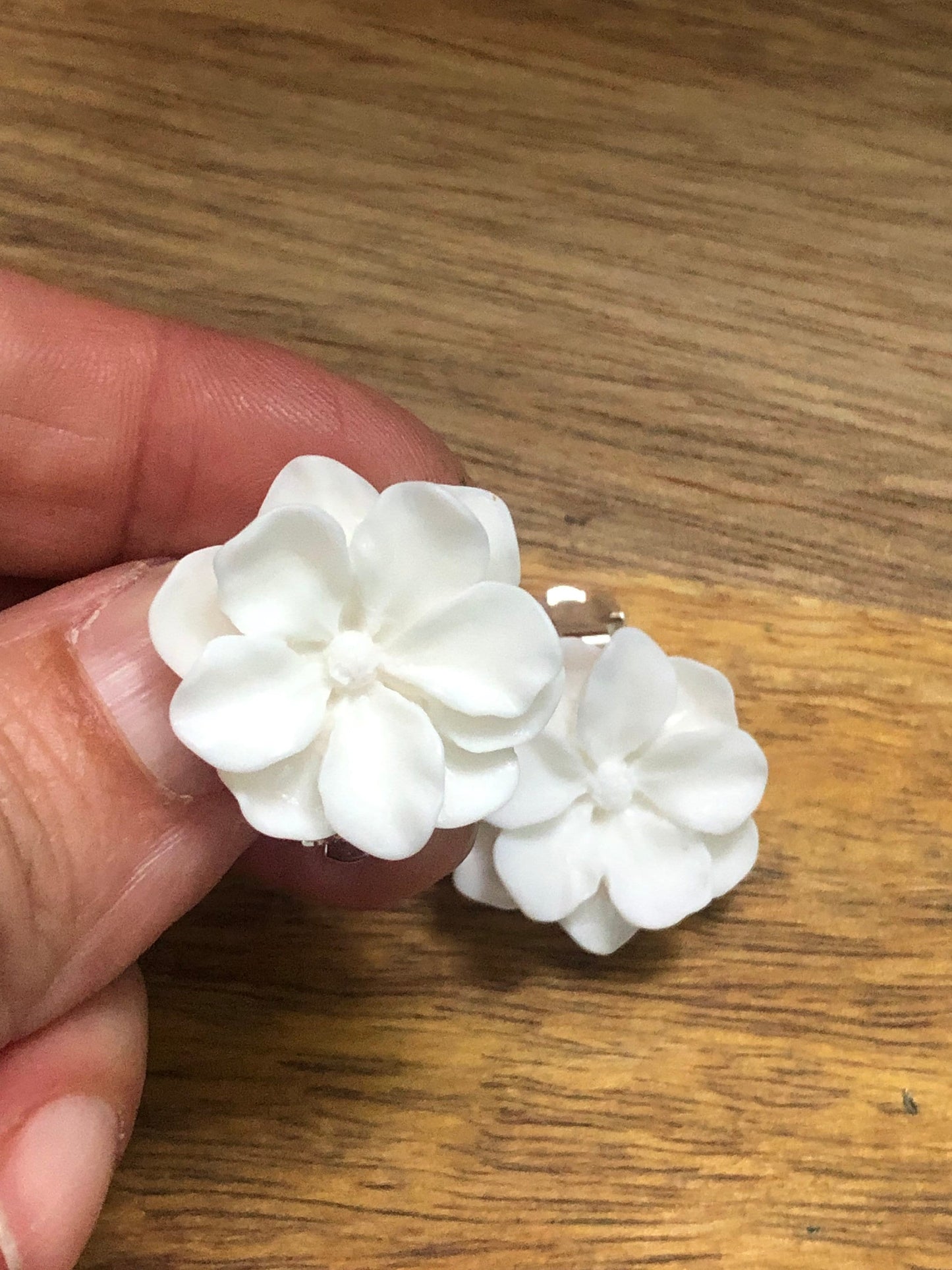 Simple white resin flower clip on earrings (no piercing| no pierce| clip-on)