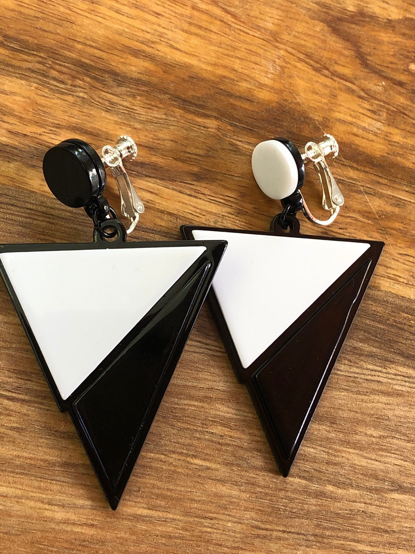 Asymmetrical retro dangling black and white plastic triangle clip on earrings