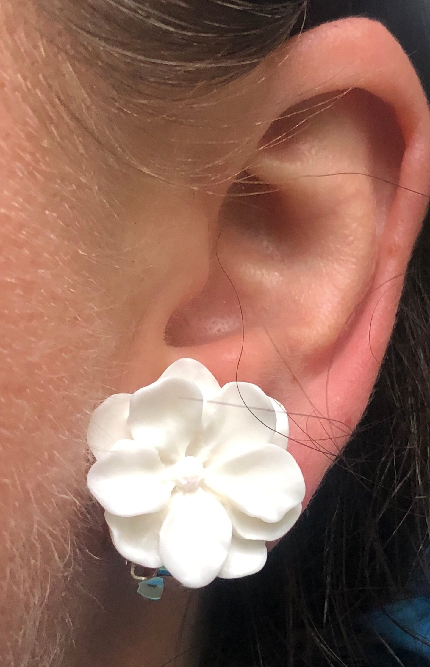 Simple white resin flower clip on earrings (no piercing| no pierce| clip-on)