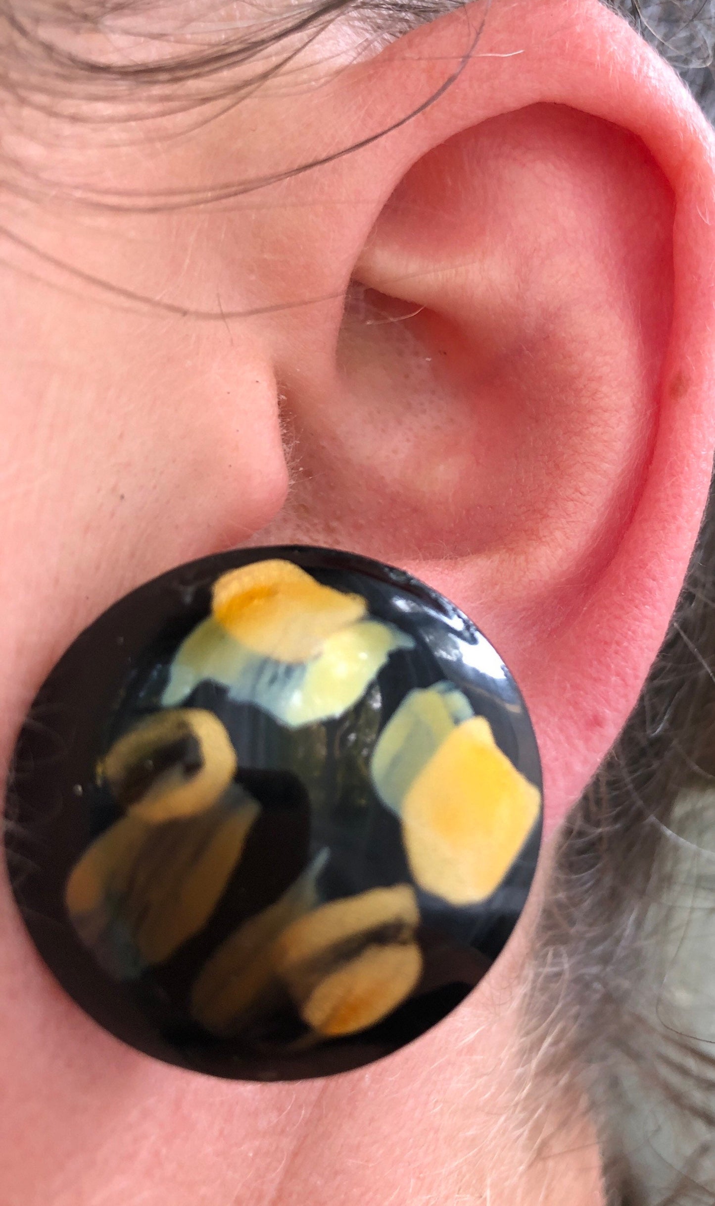 Vintage 80s black and gold clip on button earrings