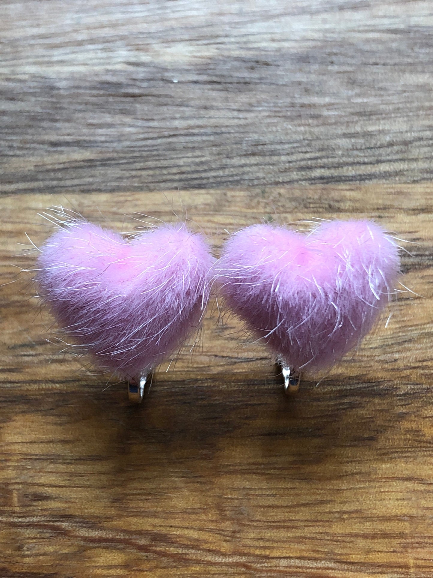 Fuzzy heart clip on earrings (no pierce| screwback)