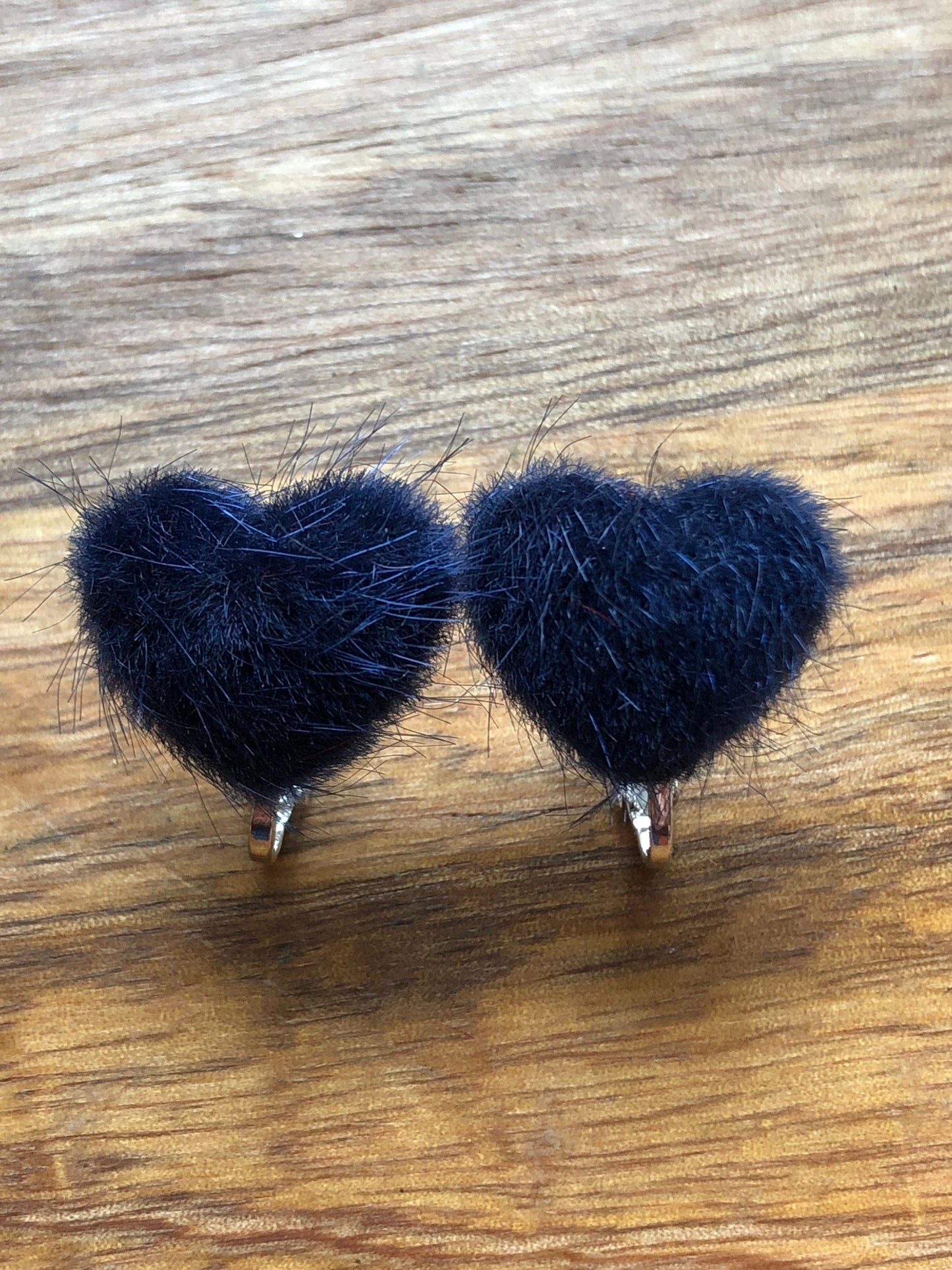 Fuzzy heart clip on earrings (no pierce| screwback)