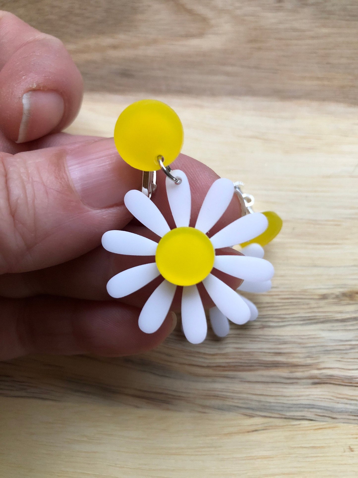 Dangling clip on earrings white and yellow daisies flowers (screwback)