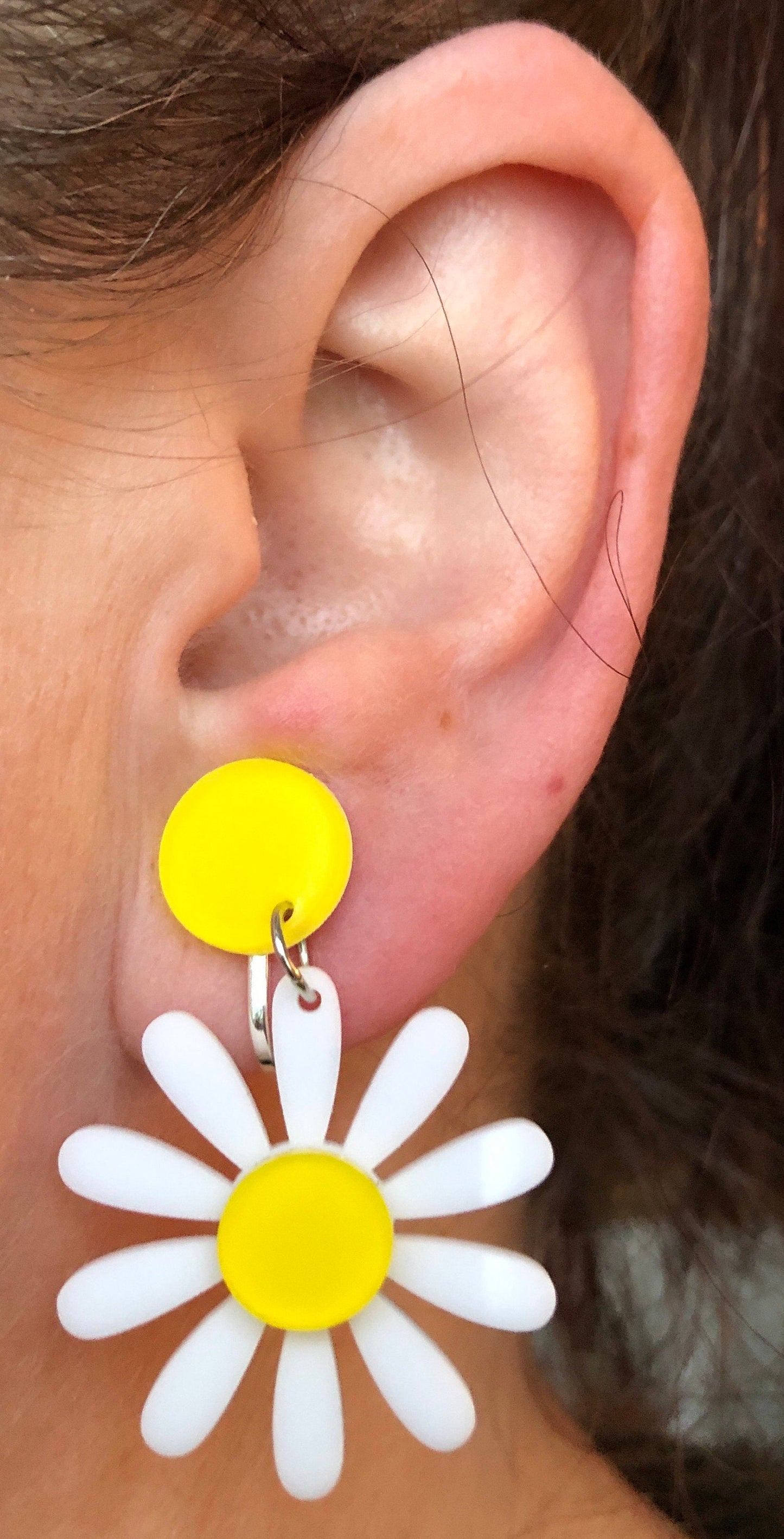 Dangling clip on earrings white and yellow daisies flowers (screwback)