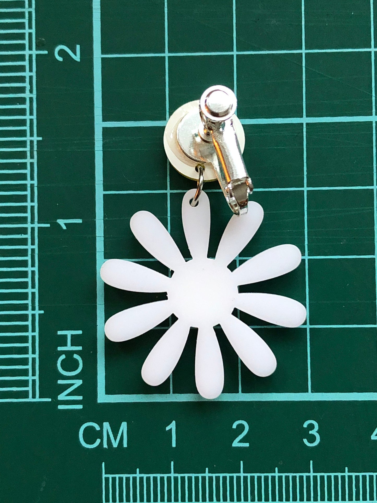 Dangling clip on earrings white and yellow daisies flowers (screwback)