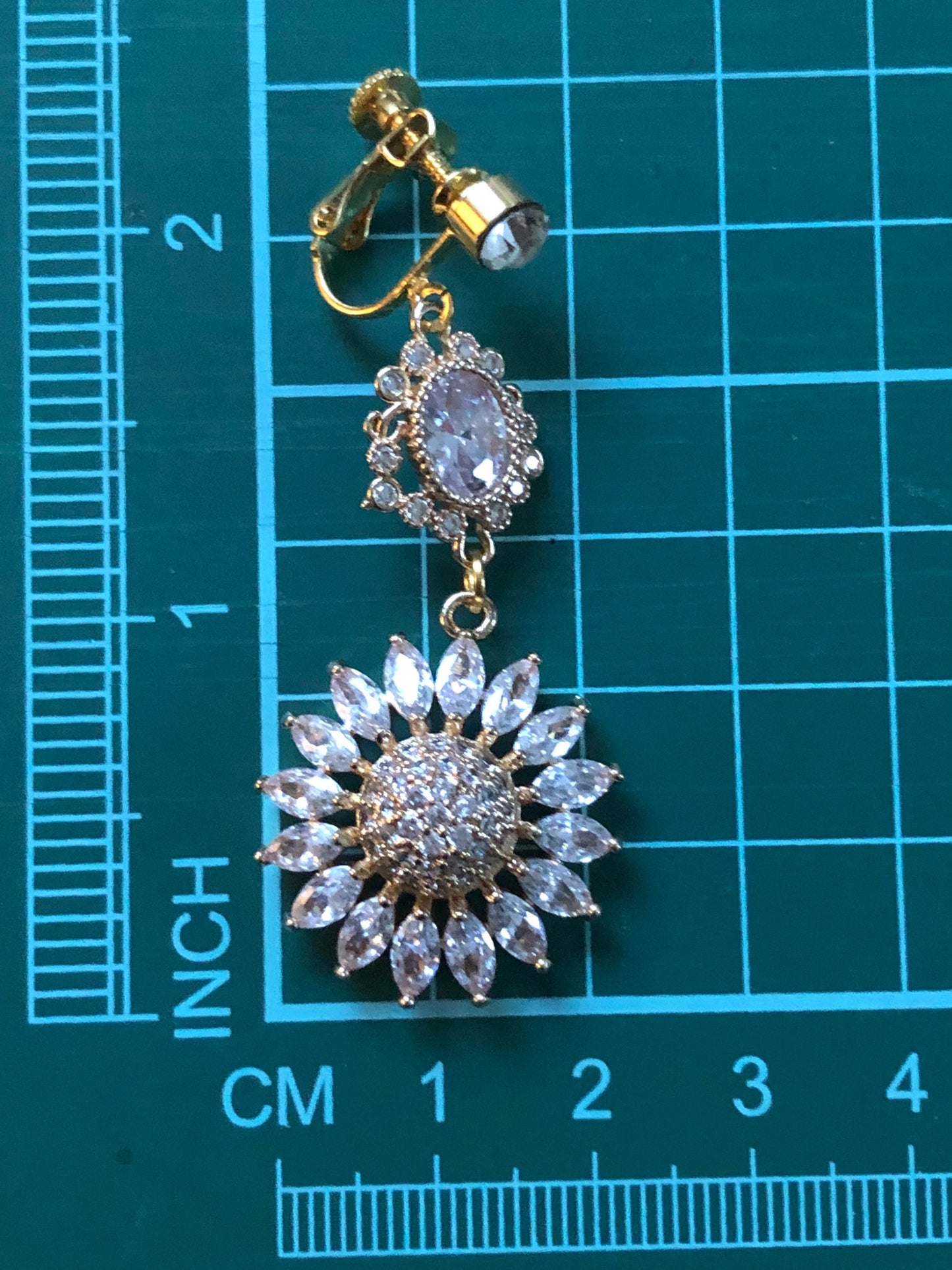 Vintage look dangling rhinestone daisy clip on earrings (screwback)