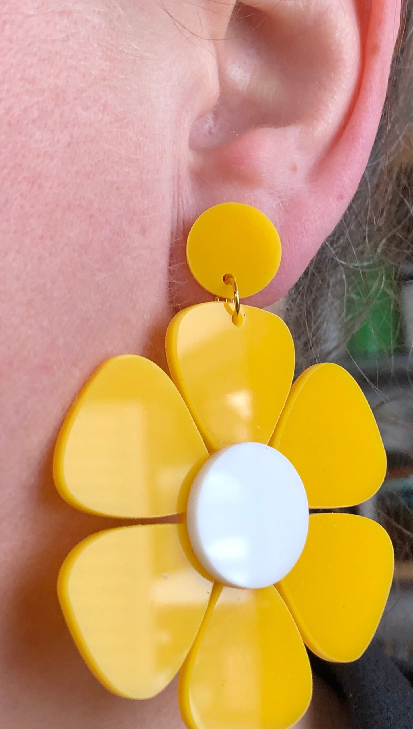 Dangling queen sized clip on earrings - huge yellow and white plastic flowers (screwback)