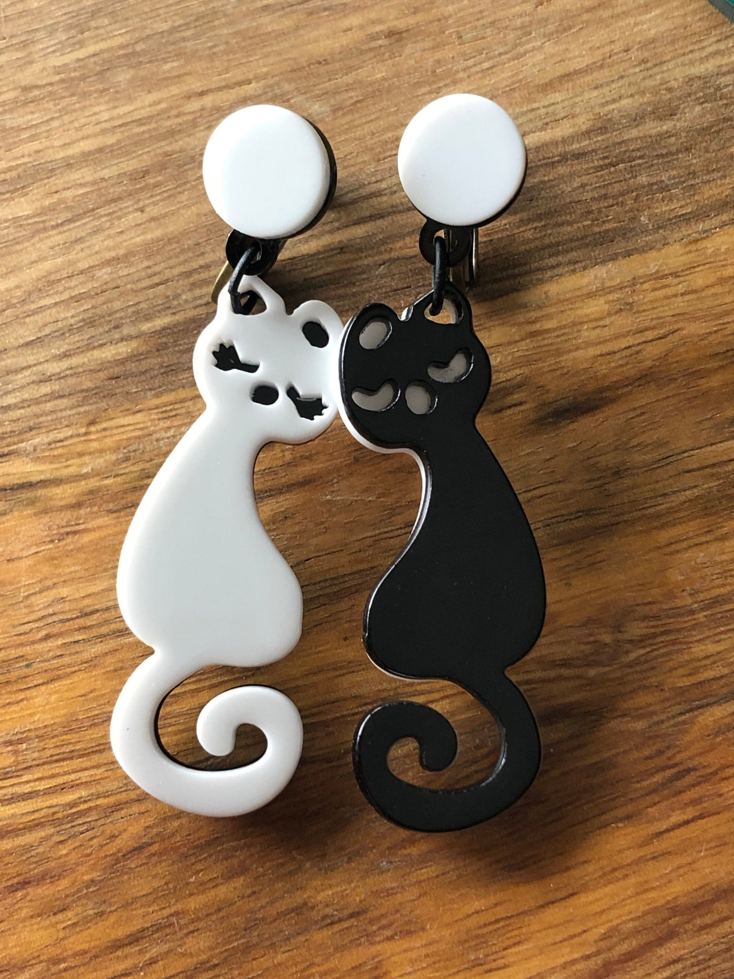 Black and white plastic cat clip on earrings |screwback cat earrings