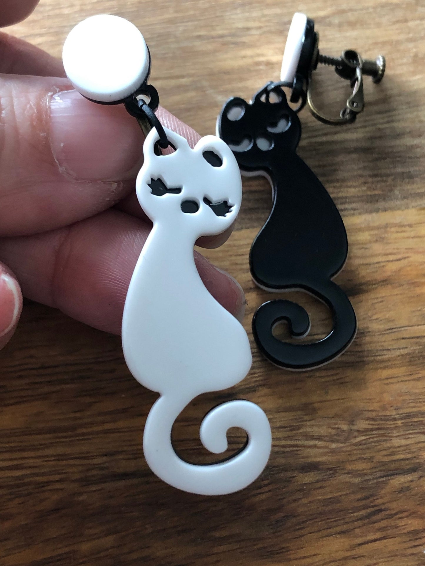 Black and white plastic cat clip on earrings |screwback cat earrings