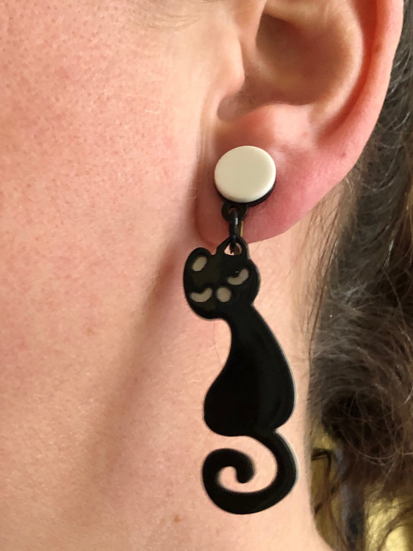 Black and white plastic cat clip on earrings |screwback cat earrings