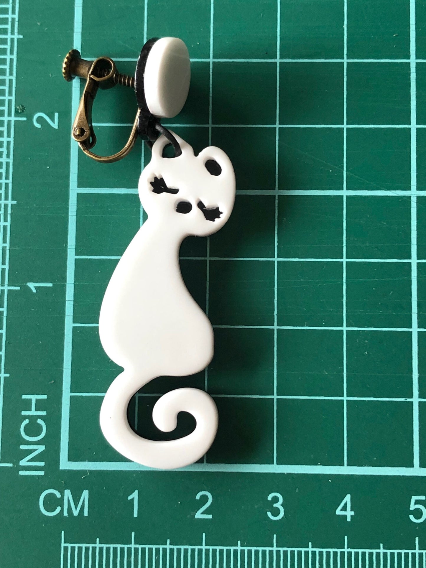 Black and white plastic cat clip on earrings |screwback cat earrings