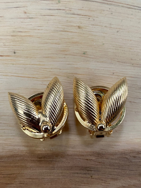 Vintage Continental clip on gold floral earrings | clip on flowers