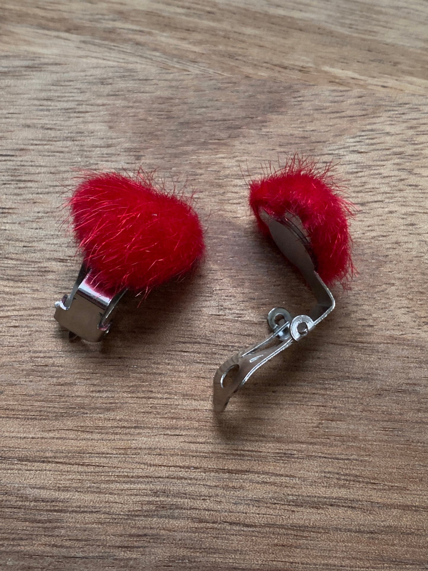 Fuzzy heart clip on earrings (no pierce| screwback)