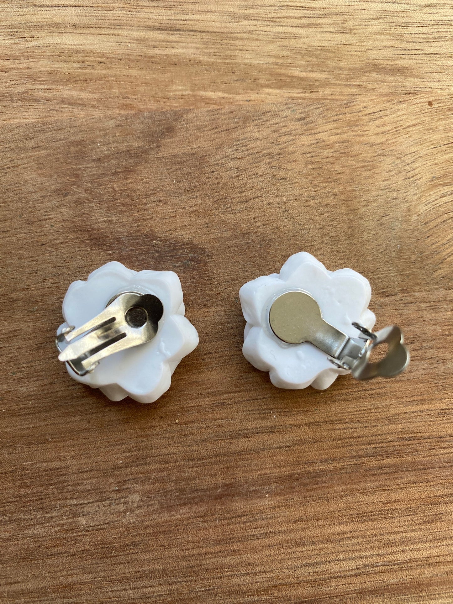 Simple white resin flower clip on earrings (no piercing| no pierce| clip-on)