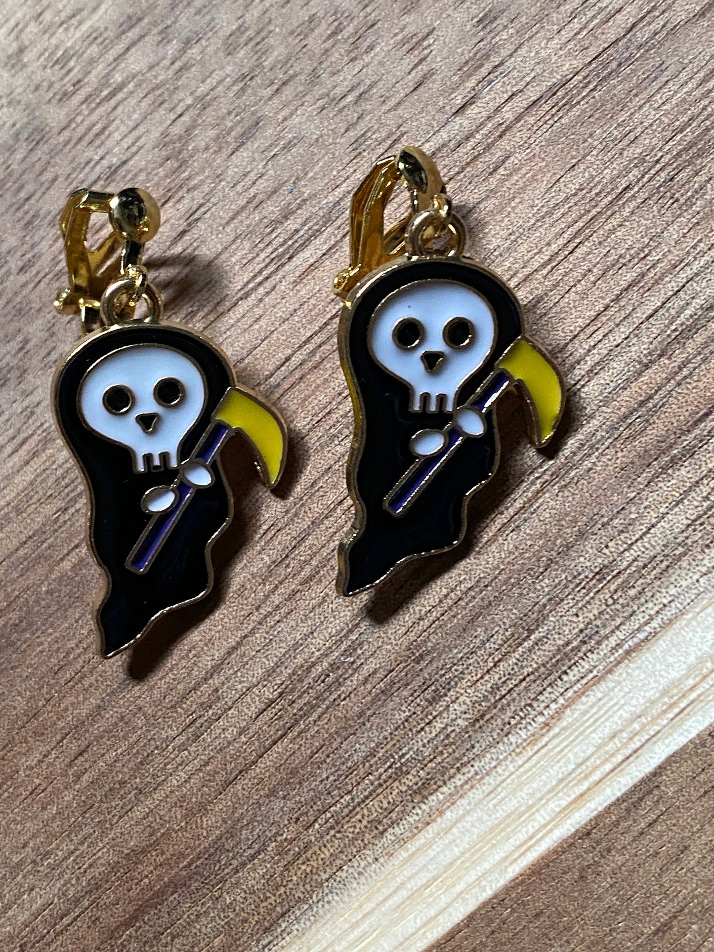 Cute Halloween pendant clip on earrings.