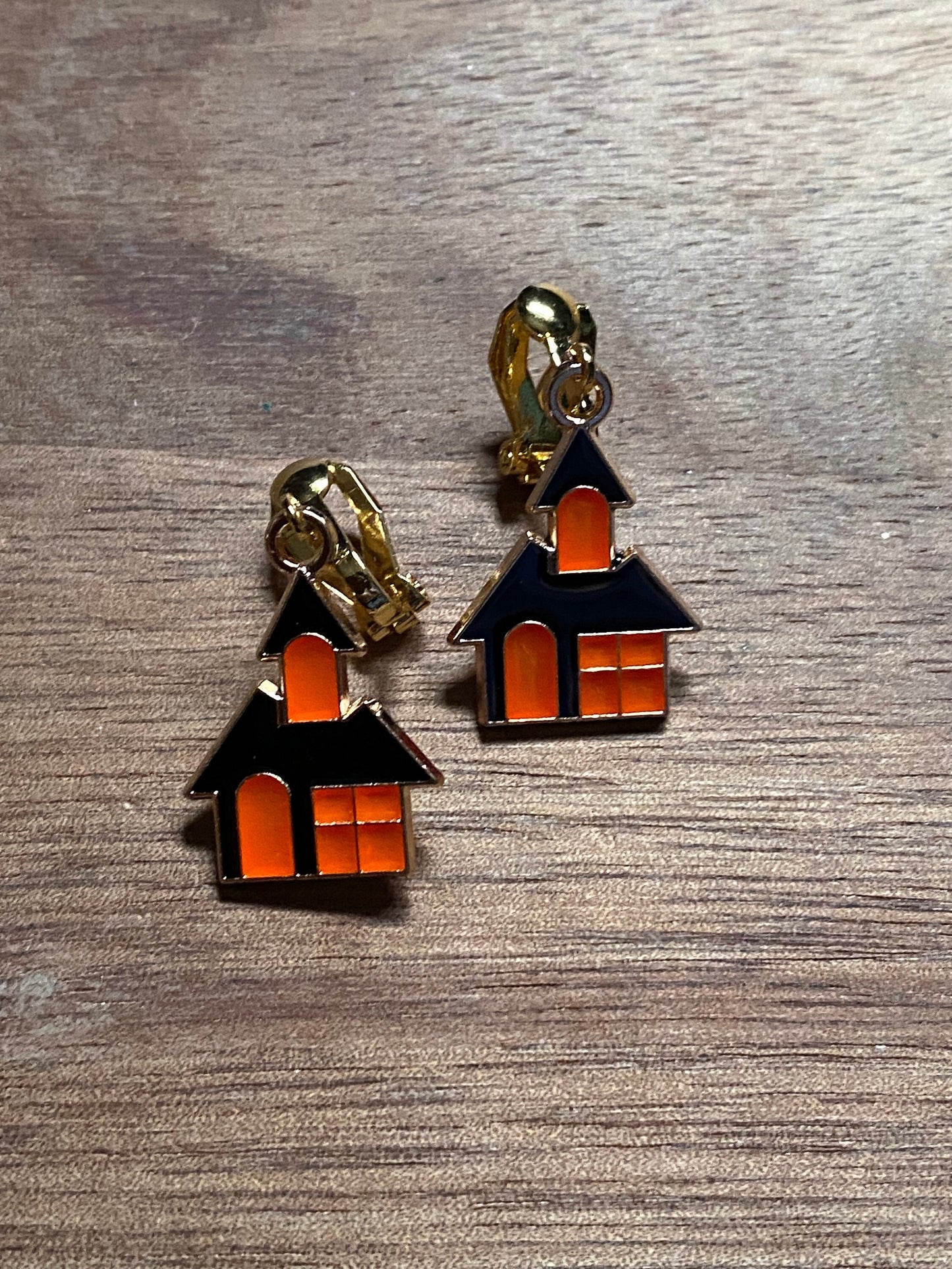 Cute Halloween pendant clip on earrings.