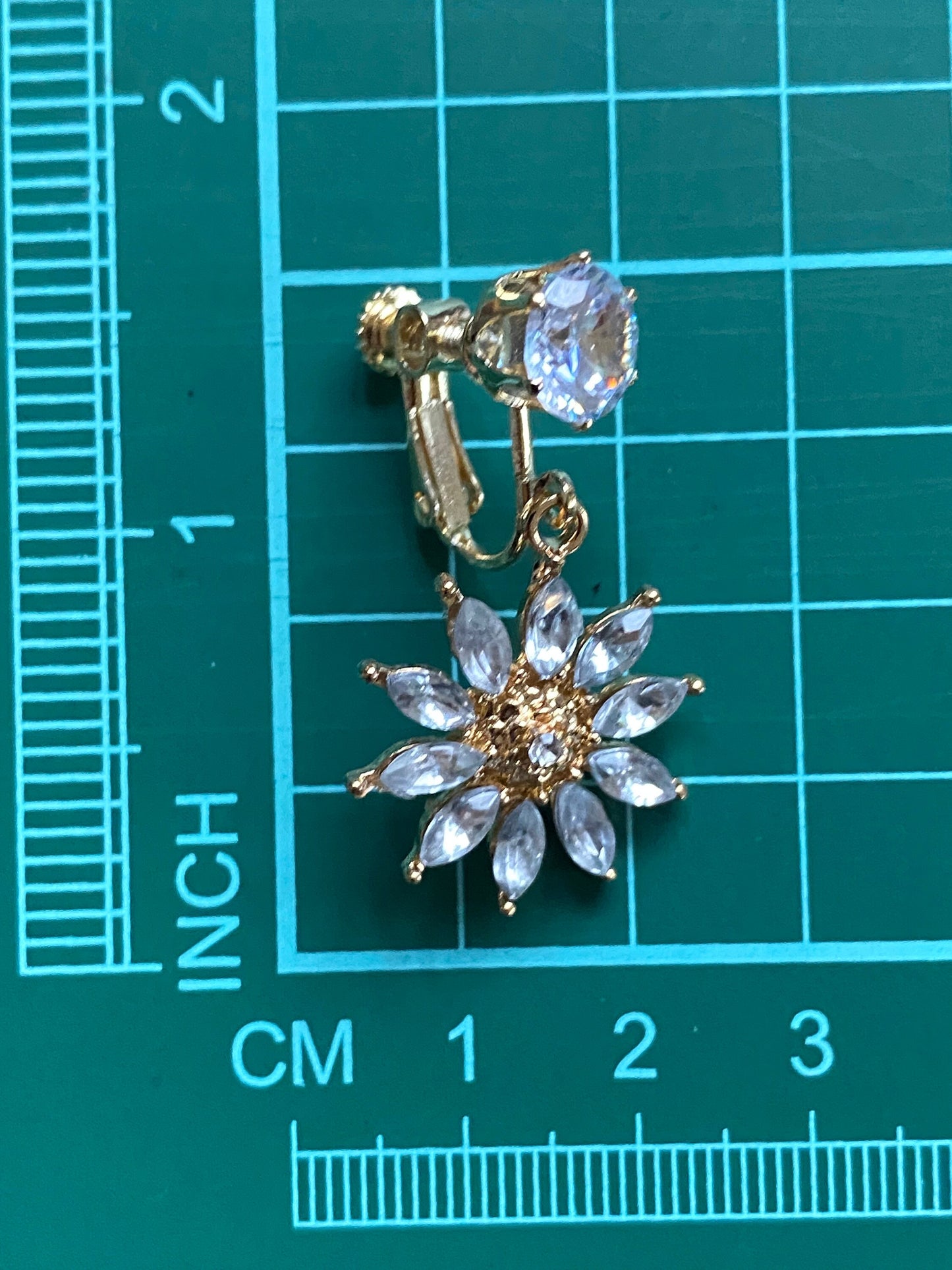 Dangling rhinestone daisy screwback earrings (no piercing | clip on)