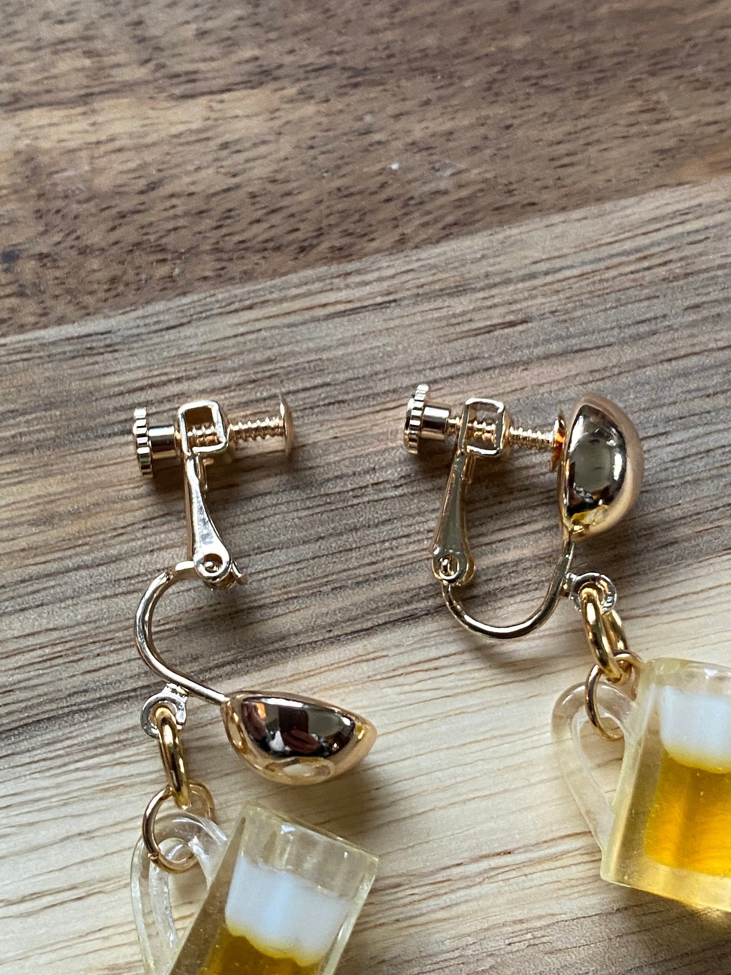 Dangling 3D frothy pint beer clip on earrings (screwback)