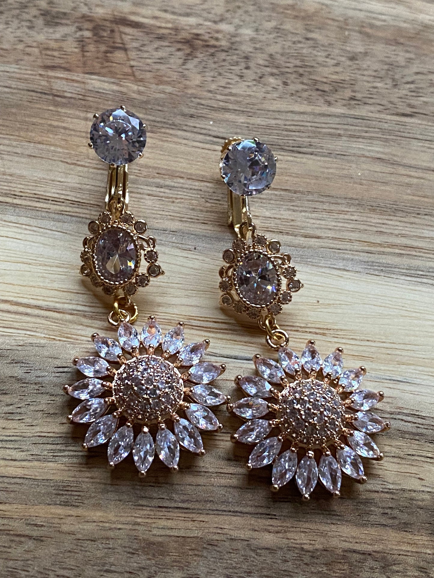 Vintage look dangling rhinestone daisy clip on earrings (screwback)