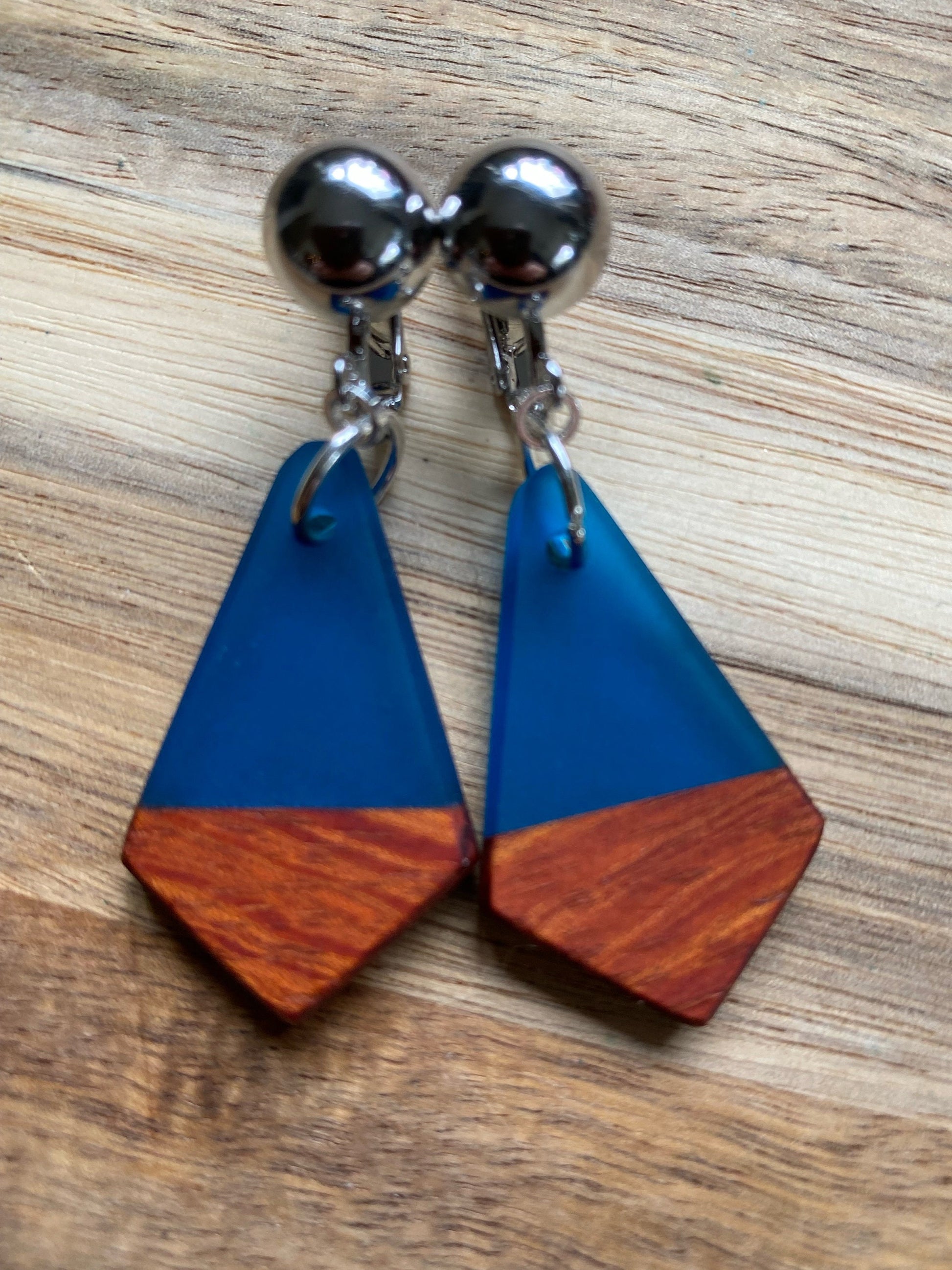 wood and resin diamond-shaped screwback earrings