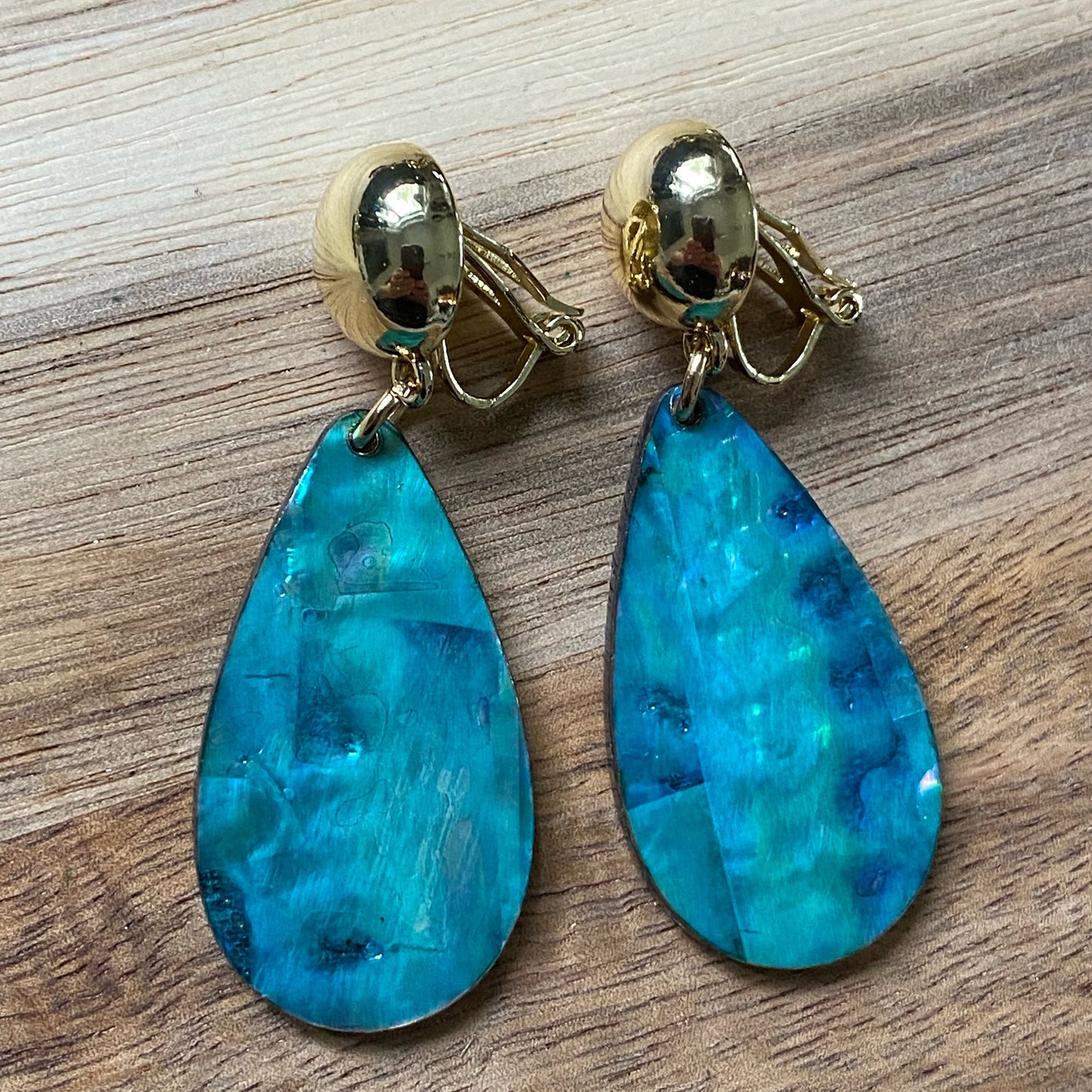 Gorgeous dangling clip on faux abalone teardrop earrings