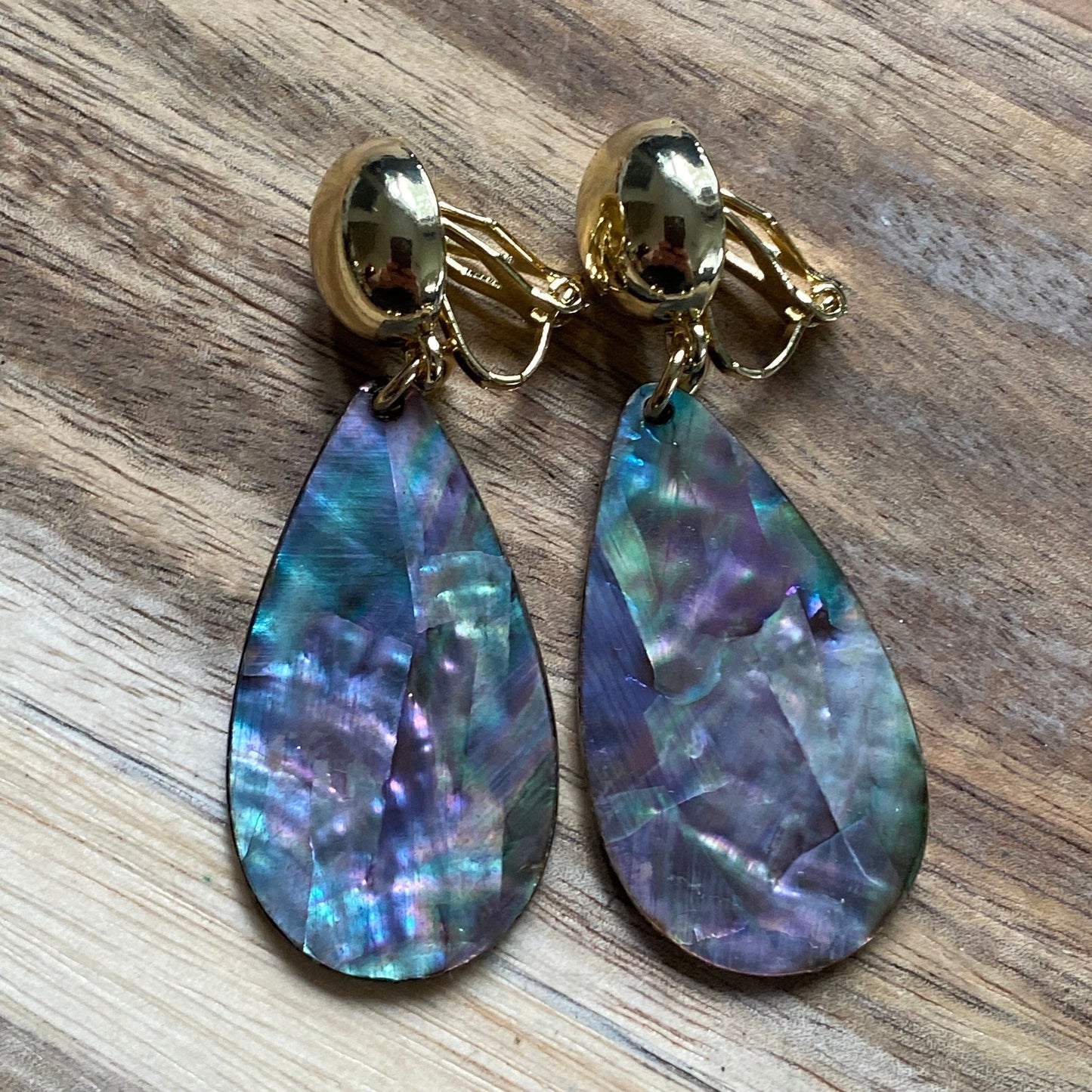 Gorgeous dangling clip on faux abalone teardrop earrings