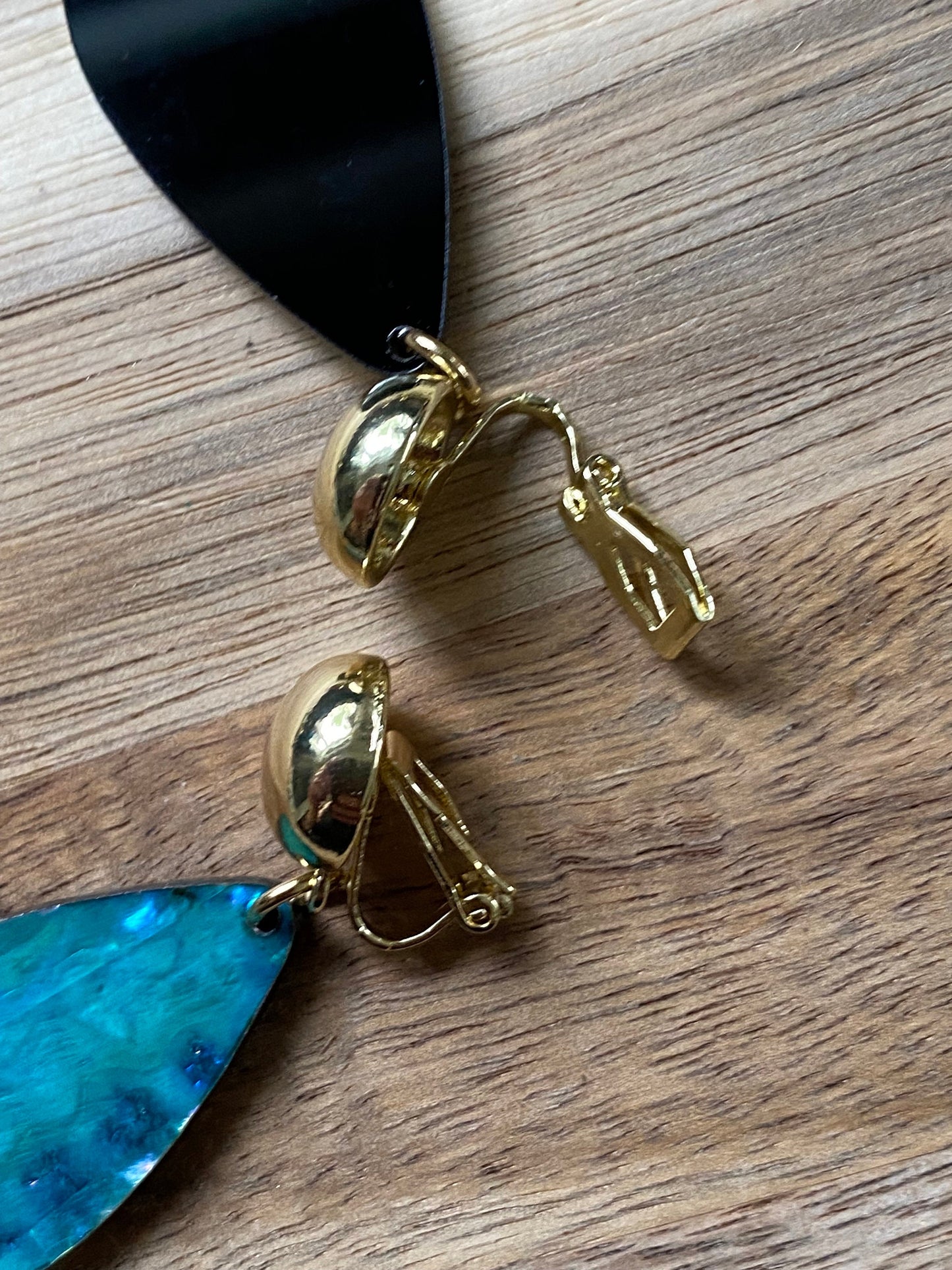 Gorgeous dangling clip on faux abalone teardrop earrings