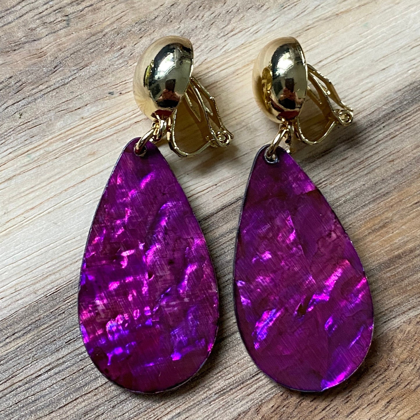 Gorgeous dangling clip on faux abalone teardrop earrings