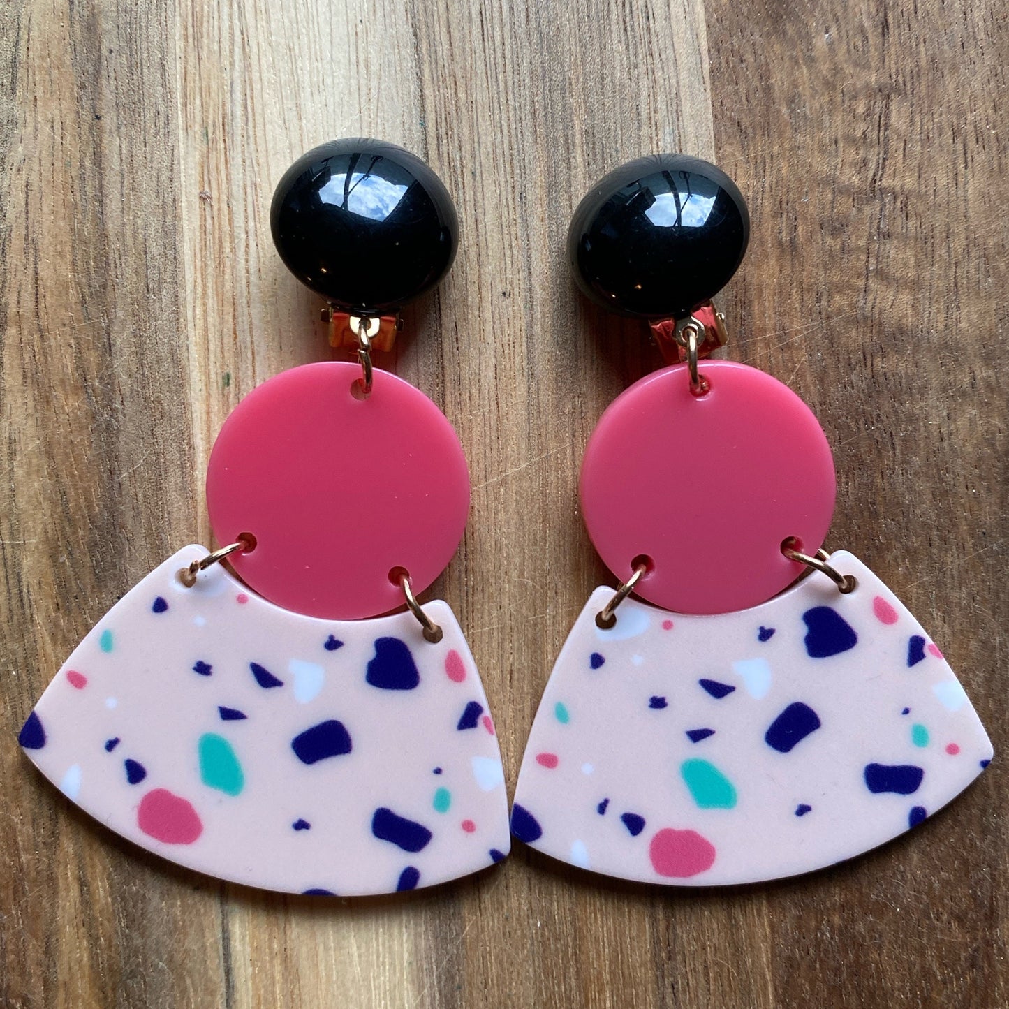 Trendy dangling plastic 80s style clip on earrings