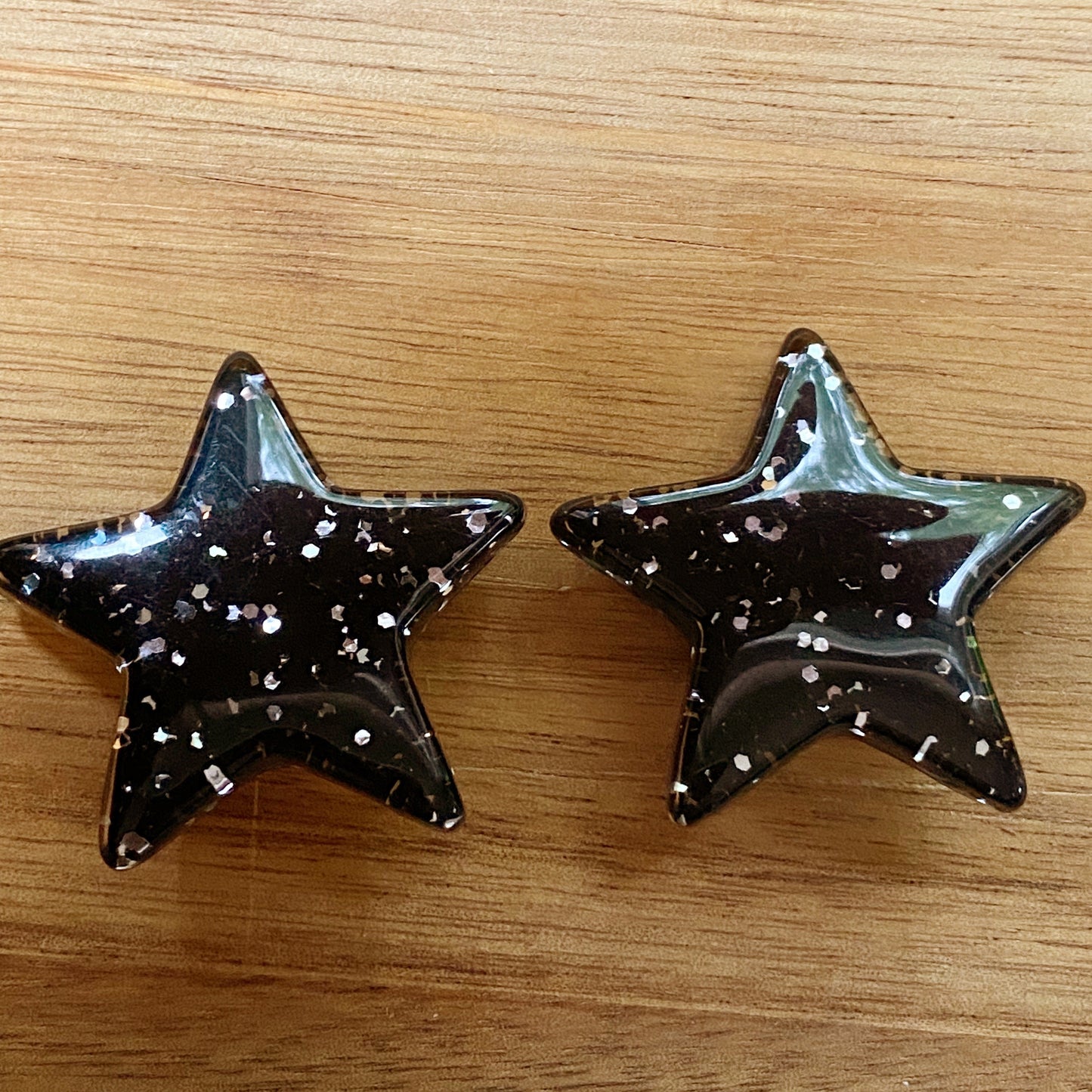 Big chunky plastic glitter clip on red star earrings