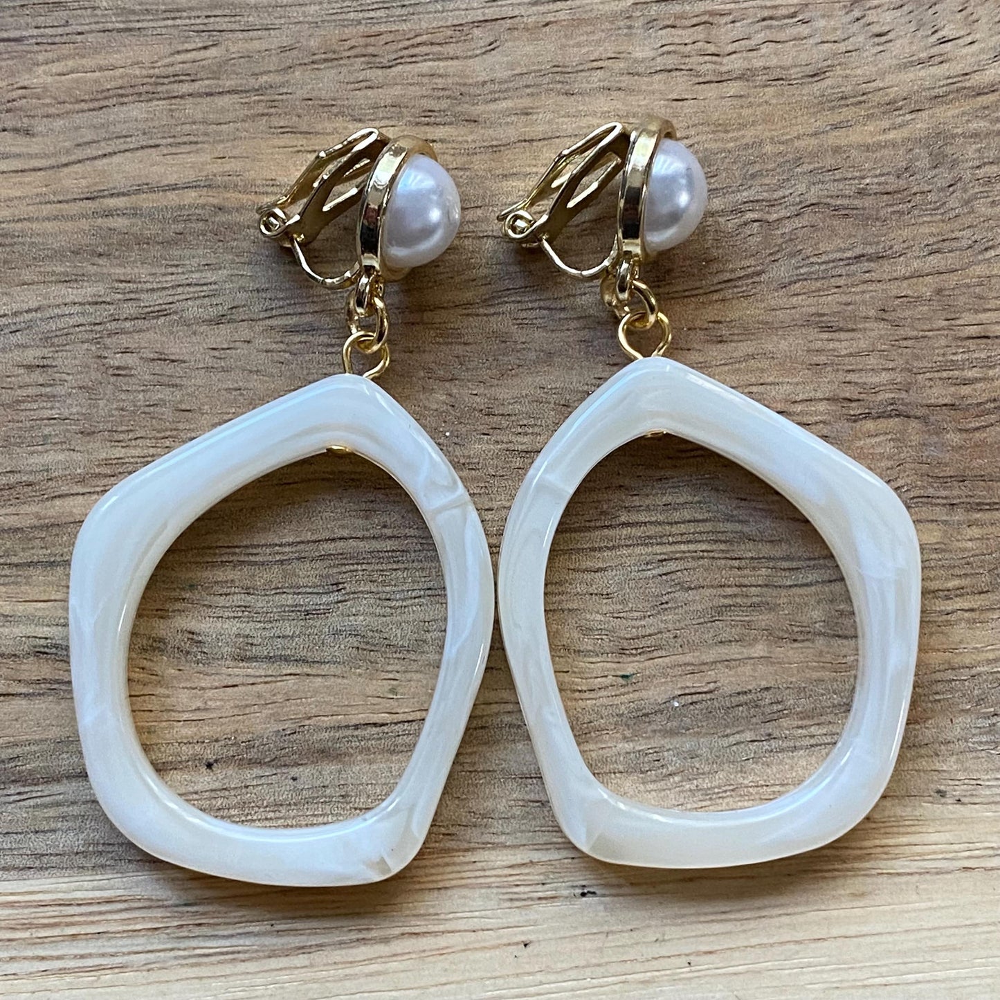 Dangling clip on irregular plastic hoop earrings, faux pearl dangling hoop earrings