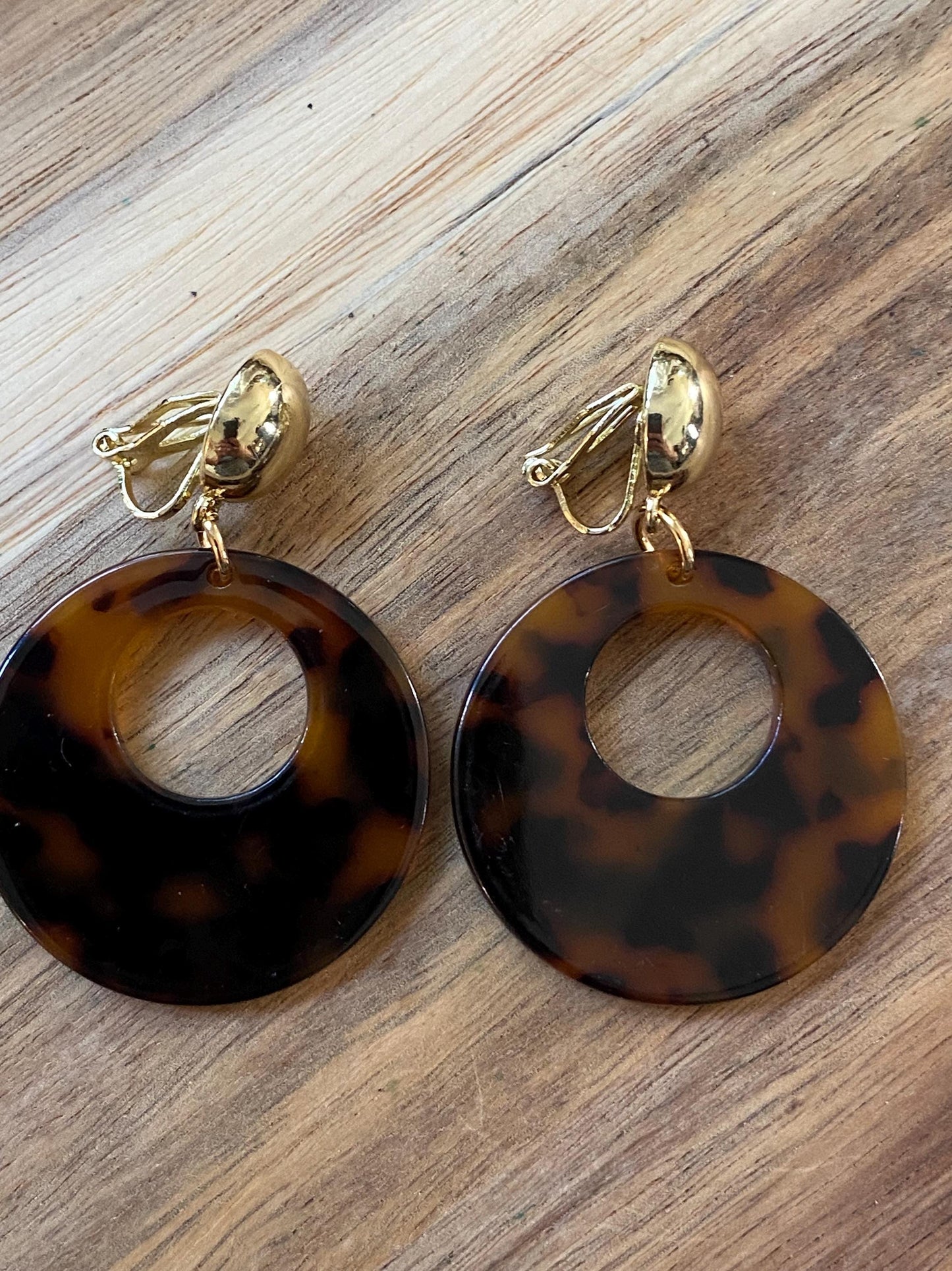 Dangling acetate tortoiseshell hoop clip on earrings