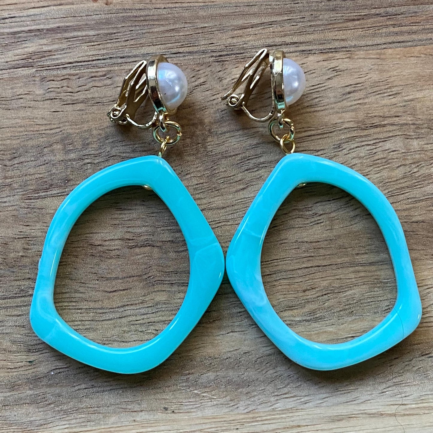 Dangling clip on irregular plastic hoop earrings, faux pearl dangling hoop earrings