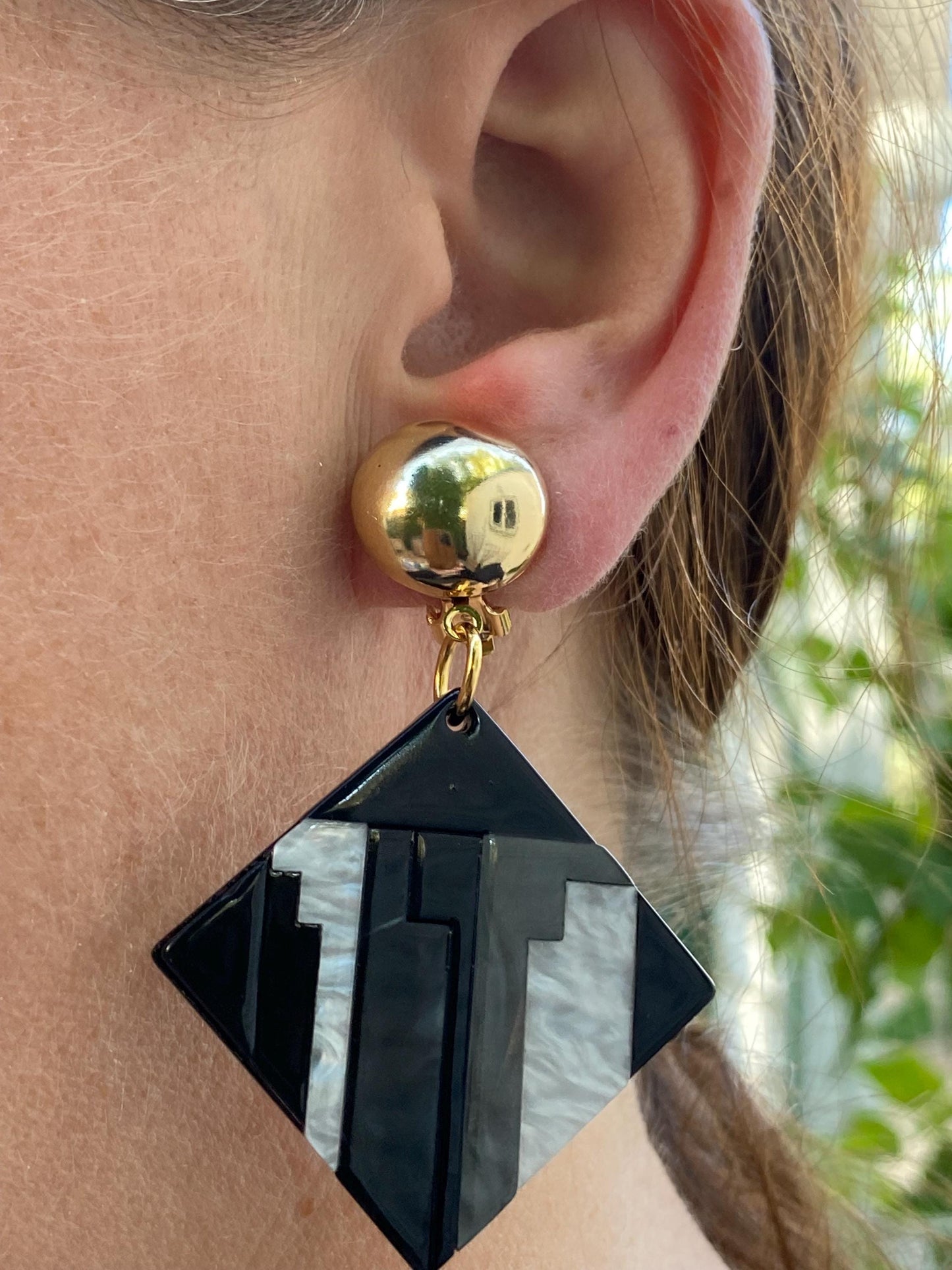 Dangling black and white faux abalone geometric clip on earrings