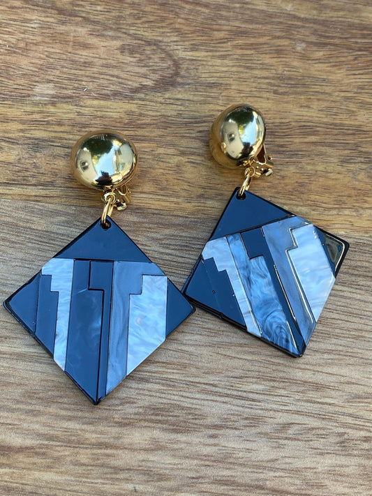 Dangling black and white faux abalone geometric clip on earrings