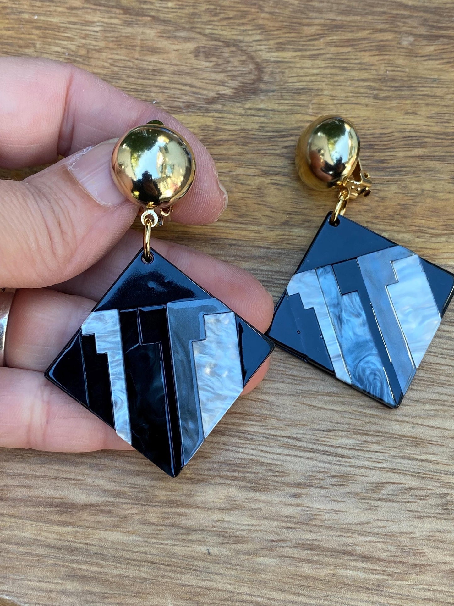 Dangling black and white faux abalone geometric clip on earrings