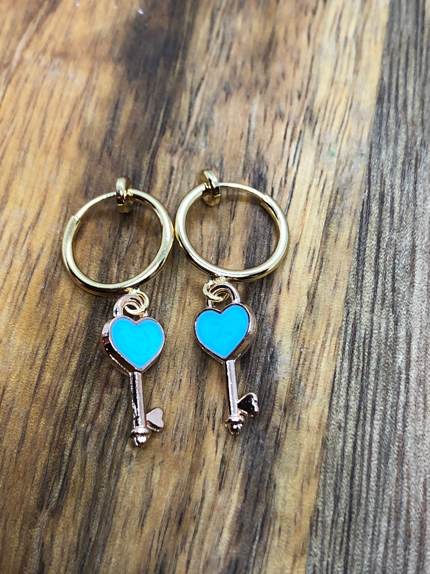 Dangling heart key huggie spring hoop clip on earrings