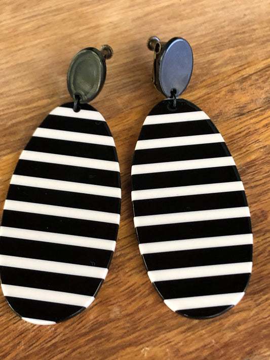 dangle black and white clip on earrings